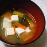 豆腐と人参とわかめの味噌汁